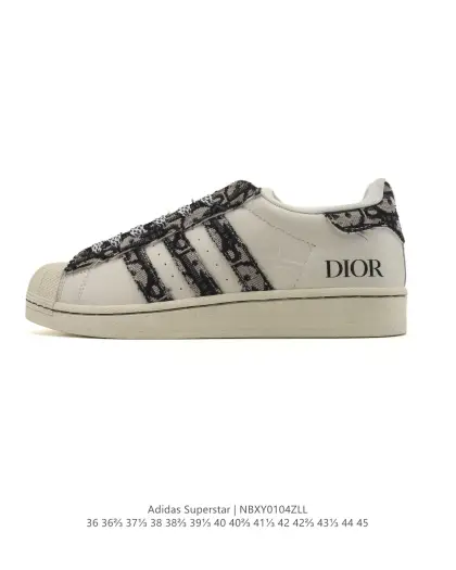 阿迪达斯 ADIDAS SUPERSTAR 三叶草☘️经典贝壳头系列 新款休闲板鞋潮流男女士运动鞋.鞋面柔软皮革材质 标志性的贝壳鞋头,锯齿三条纹,简约的线条.就连版型和比例,都在向1982年的鞋款致敬.可谓“形神兼备”的复刻.无论在哪,无论去哪,你或许都需要这样一双既舒适又时尚的鞋.1970年问世于篮球场的adidas Superstar,集舒适与时尚于一身.这款经典鞋,缀低调图案,灵感源自公共交通地图.设计简约,旨在伴你出行.心动不如行动,系好鞋带,出发吧. 货号:ID1139 含半码 编码:NBXY0104ZLL